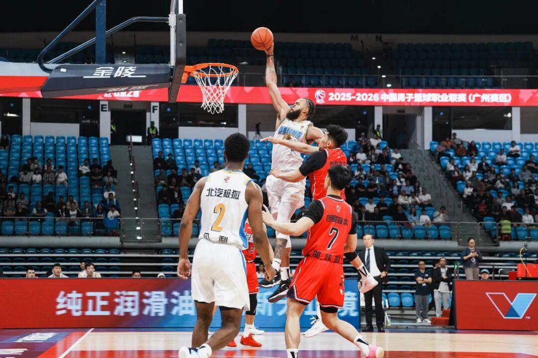 世界杯官方app下载官网-飞起来就隔扣！NBA冠军中锋打CBA太轻松了……